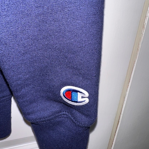 Champion Crewneck in Deep Blue Small (retro, cozy, athletic) - Picture 4 of 5